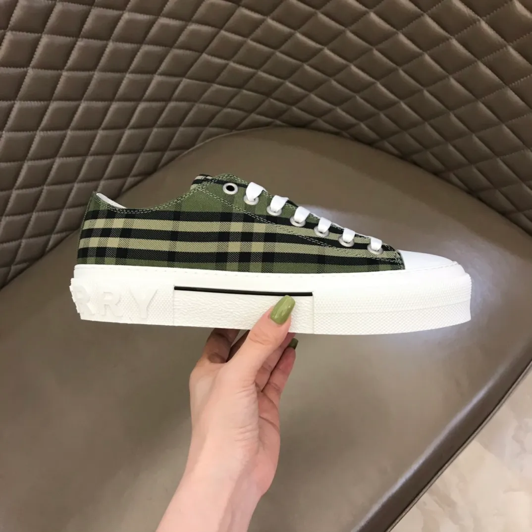 p400 "Burberr*" men's classic low-top sneakers, reinterpreted in Vintage check cotton material and decorated with a new brand logo. First-layer sheepskin lining, embossed Burberry logo on the heel, and original TPU outsole!  Size: 38-44 No. 068
